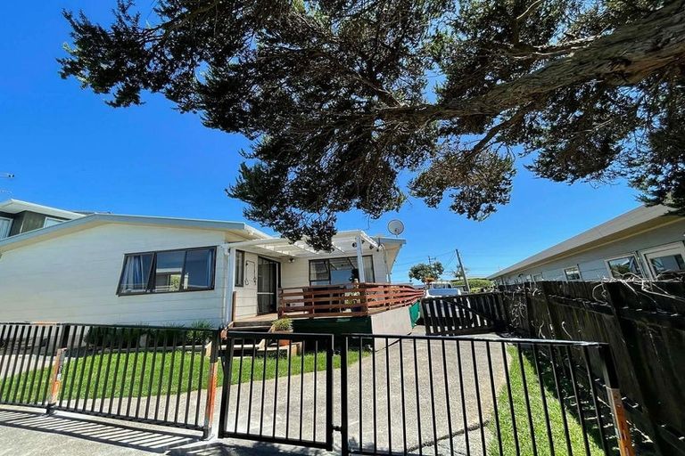 Photo of property in 1425 Whangaparaoa Road, Army Bay, Whangaparaoa, 0930