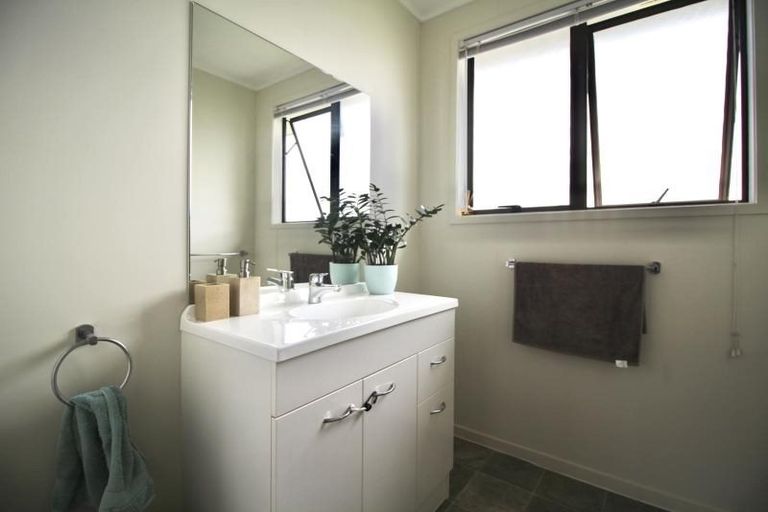 Photo of property in 1/8 Louise Place, West Harbour, Auckland, 0618