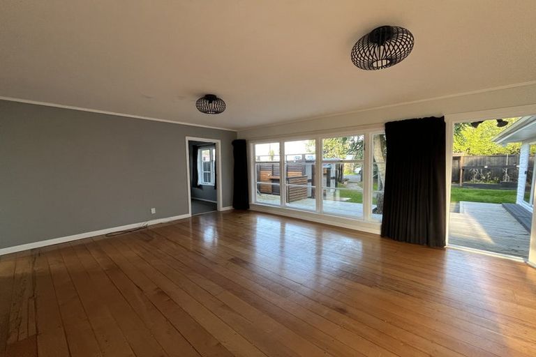 Photo of property in 1/934 East Coast Road, Northcross, Auckland, 0630