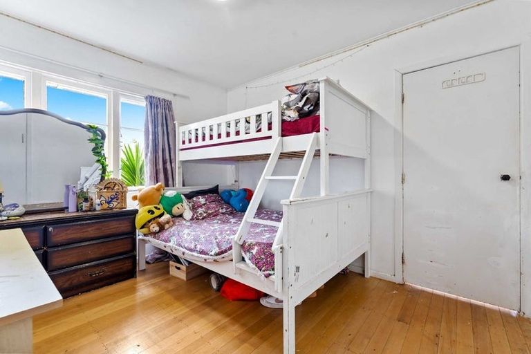 Photo of property in 48 Amberley Avenue, Te Atatu South, Auckland, 0610