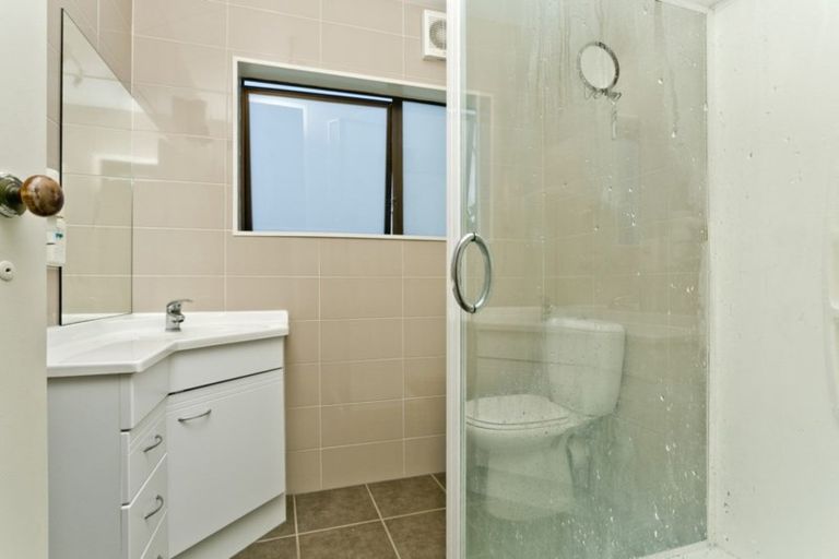 Photo of property in 2/14 Ridge Road, Waiake, Auckland, 0630