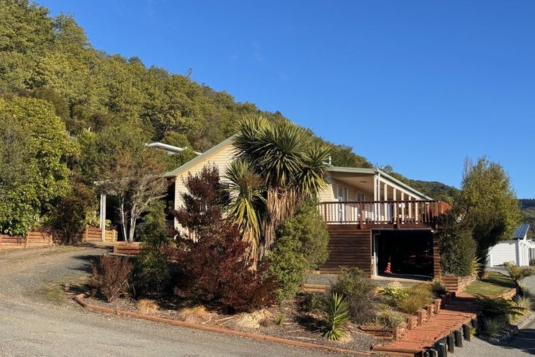 Photo of property in 4 Collins Place, Picton, 7220