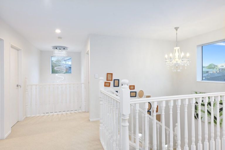 Photo of property in 4 San Casello Rise, Henderson, Auckland, 0612