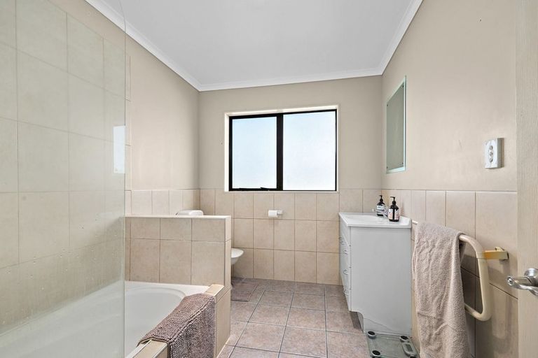 Photo of property in 25 Killygordon Place, Massey, Auckland, 0614