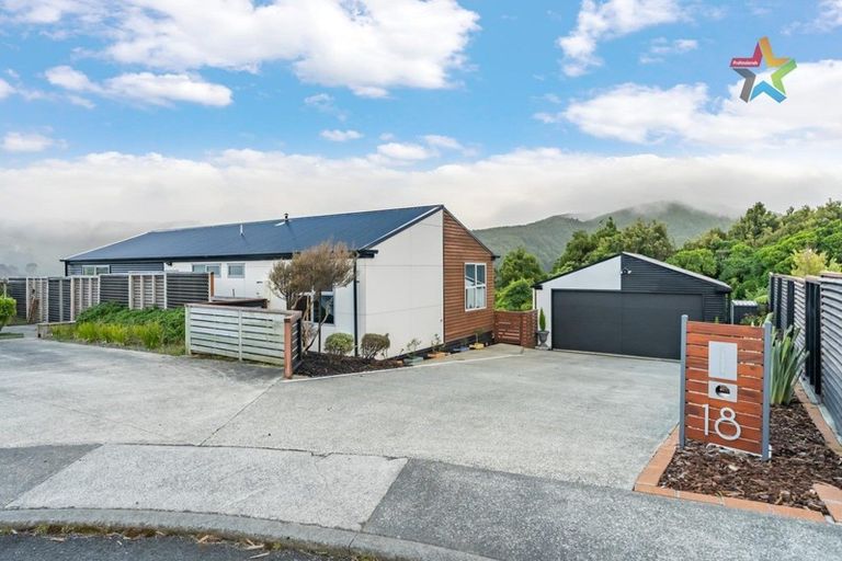 Photo of property in 18 Otonga Heights, Maungaraki, Lower Hutt, 5010