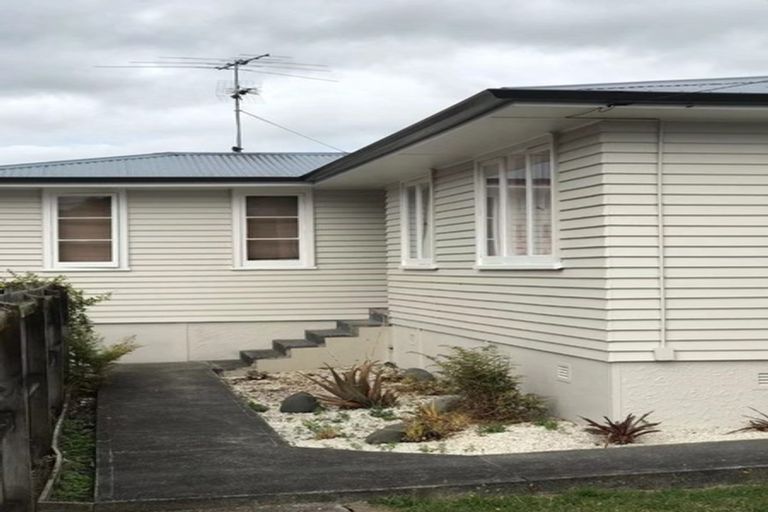 Photo of property in 4 Harding Avenue, Te Atatu South, Auckland, 0610