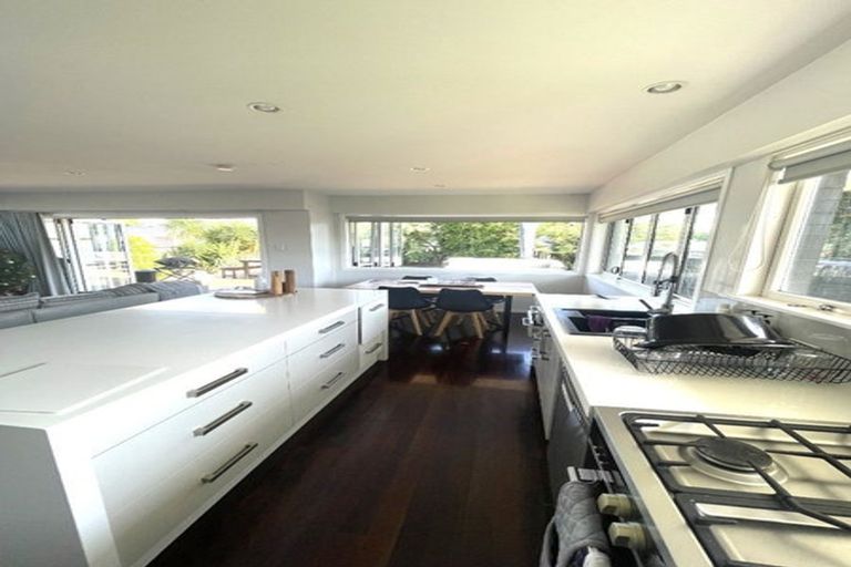 Photo of property in 8 Eskdale Road, Birkdale, Auckland, 0626