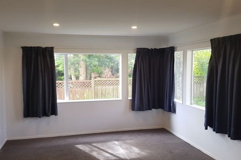 Photo of property in 60 Lagoon Way, West Harbour, Auckland, 0618