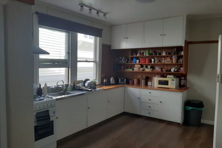 Photo of property in 17 Lower North Terrace, Kelburn, Wellington, 6012