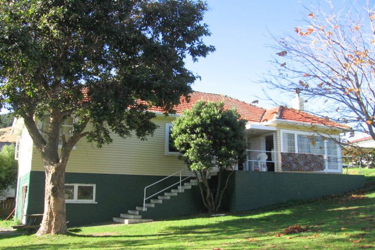 Photo of property in 17 Raroa Terrace, Tawa, Wellington, 5028