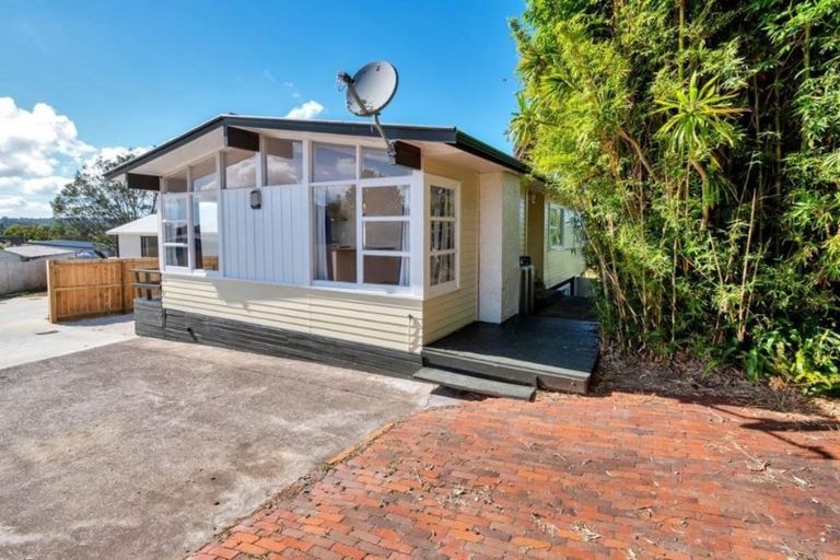 Photo of property in 1/49 Fairclough Road, Beach Haven, Auckland, 0626