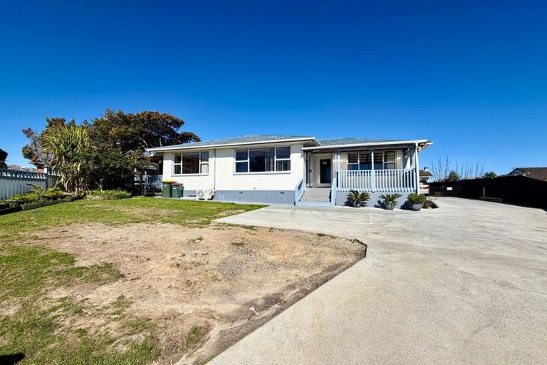 Photo of property in 12 Scanlen Terrace, Kelston, Auckland, 0602