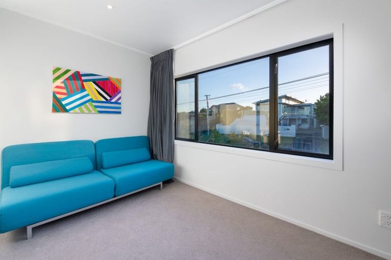 Photo of property in 1/2-4 Miri Road, Rothesay Bay, Auckland, 0630