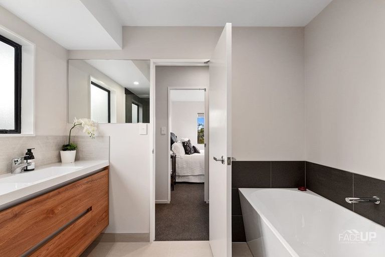 Photo of property in 168 Luckens Road, West Harbour, Auckland, 0618