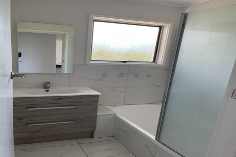 Photo of property in 44 Tamahere Drive, Glenfield, Auckland, 0629