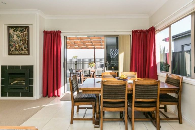 Photo of property in 20 Heynes Place, Clive, 4102