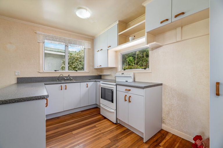 Photo of property in 4 Christina Avenue, Te Atatu South, Auckland, 0602