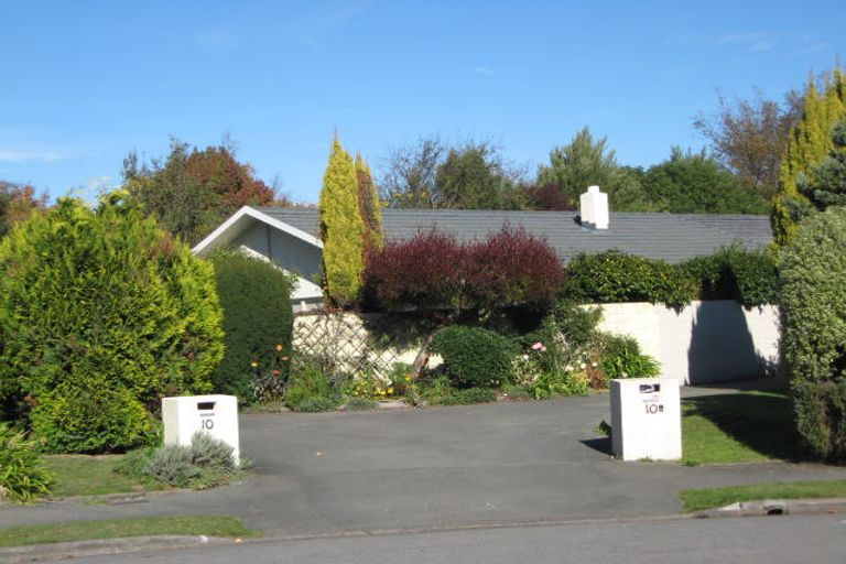 Photo of property in 2/10 Ladbrokes Place, Fendalton, Christchurch, 8052