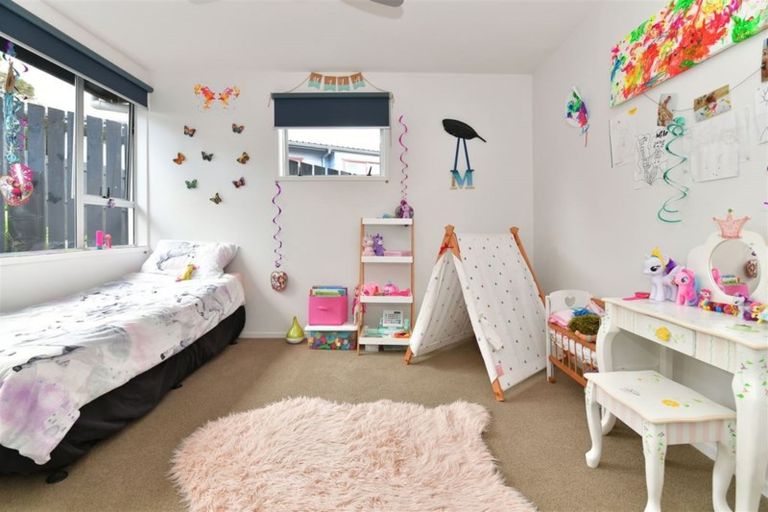 Photo of property in 43 Pohutukawa Avenue, Red Beach, 0932