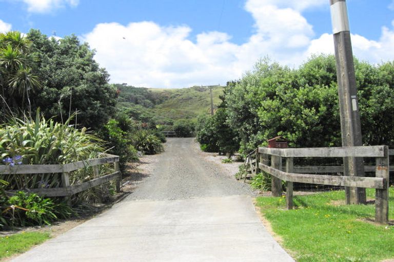 Photo of property in 14a Ngatira Road, Muriwai, Waimauku, 0881
