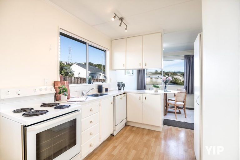 Photo of property in 68 Colchester Crescent, Newlands, Wellington, 6037