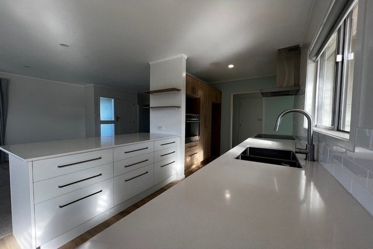 Photo of property in 2/39 Camrose Place, Glenfield, Auckland, 0629