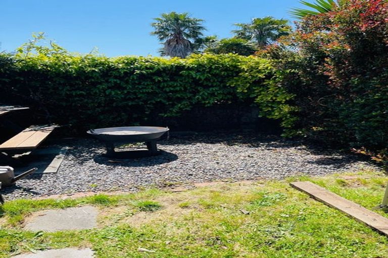 Photo of property in 2/289 Glenfield Road, Glenfield, Auckland, 0629
