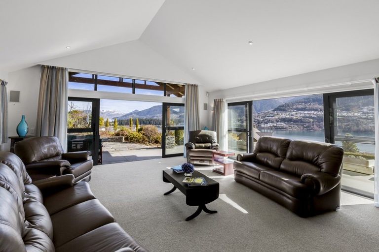 Photo of property in 5 Milward Place, Kelvin Heights, Queenstown, 9300