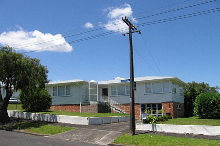 Photo of property in 1 Keats Place, Blockhouse Bay, Auckland, 0600