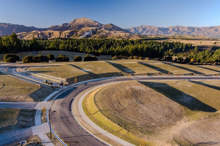 Photo of property in 24 Carrickmore Crescent, Wanaka, 9305