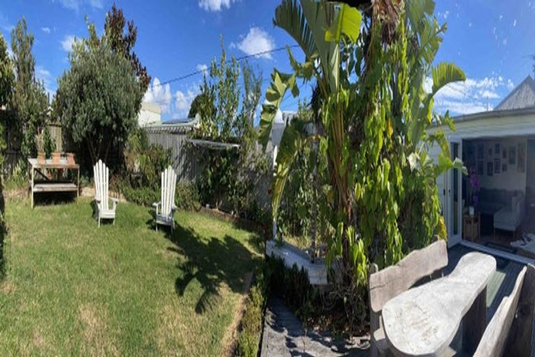 Photo of property in 80 Lake Road, Narrow Neck, Auckland, 0624