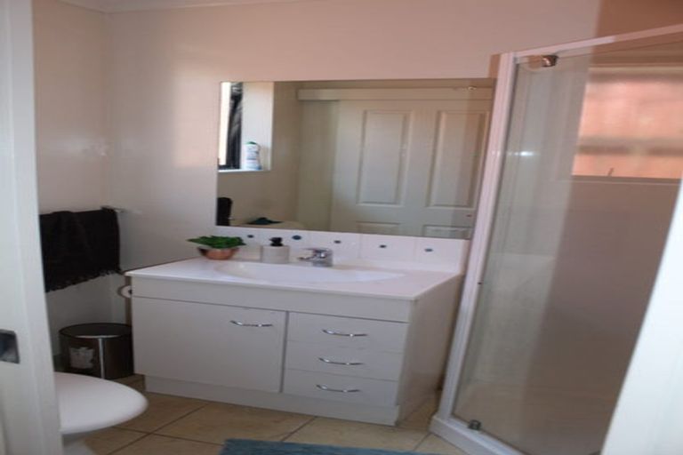 Photo of property in 12 George Arthur Place, Pukekohe, 2120