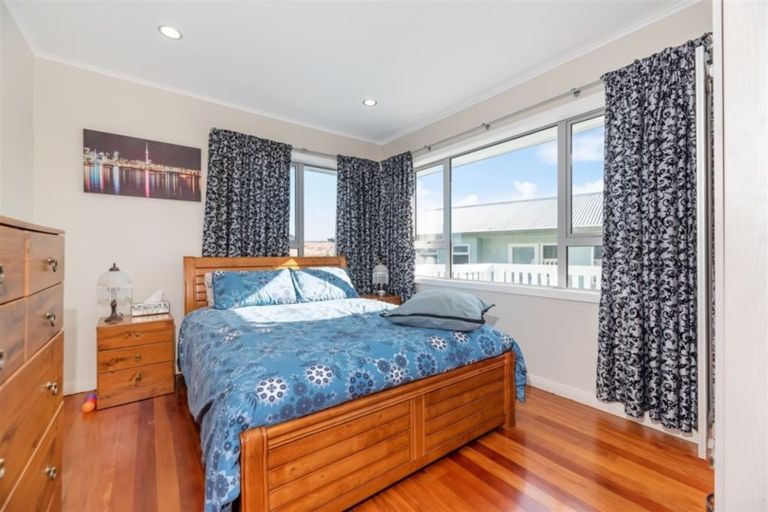 Photo of property in 8a Gloria Avenue, Te Atatu Peninsula, Auckland, 0610