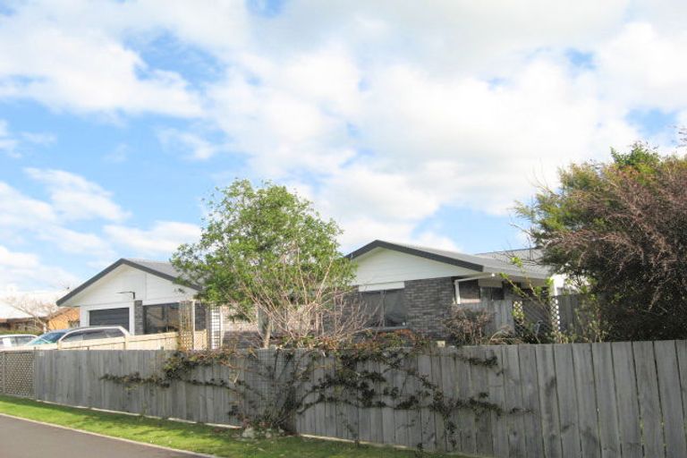 Photo of property in 28 Checketts Place, Papamoa Beach, Papamoa, 3118