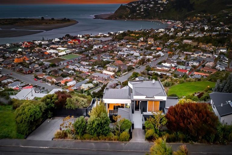 Photo of property in 18 Glendevere Terrace, Redcliffs, Christchurch, 8081