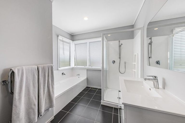 Photo of property in 2/143a Wiseley Road, West Harbour, Auckland, 0618