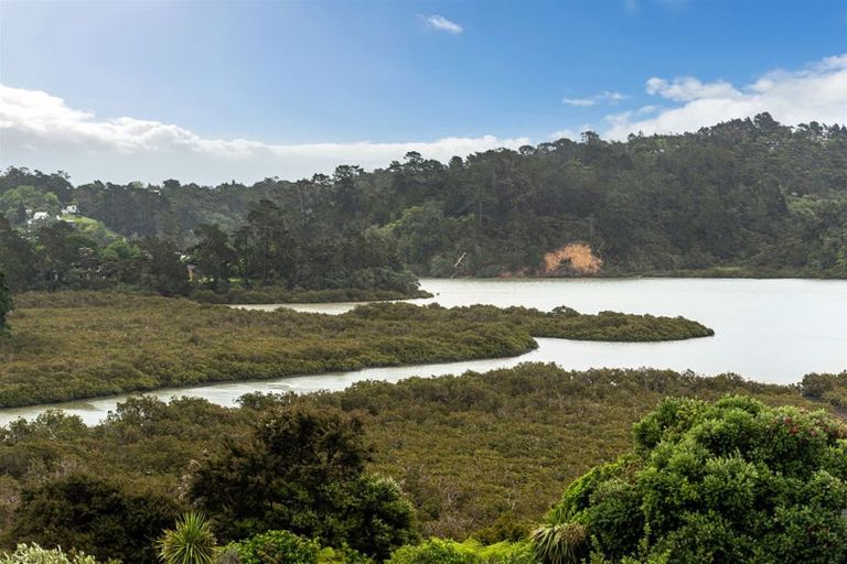 Photo of property in 16 Schopolo Place, Schnapper Rock, Auckland, 0632