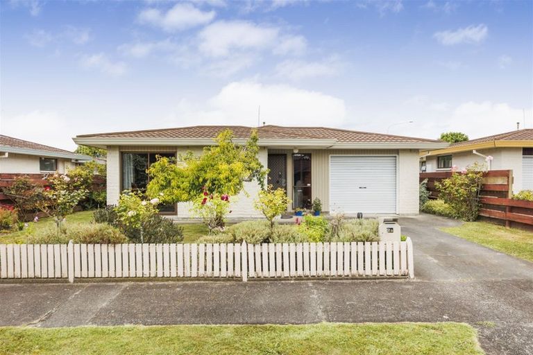 Photo of property in 2b Droylsden Place, Palmerston North, 4410