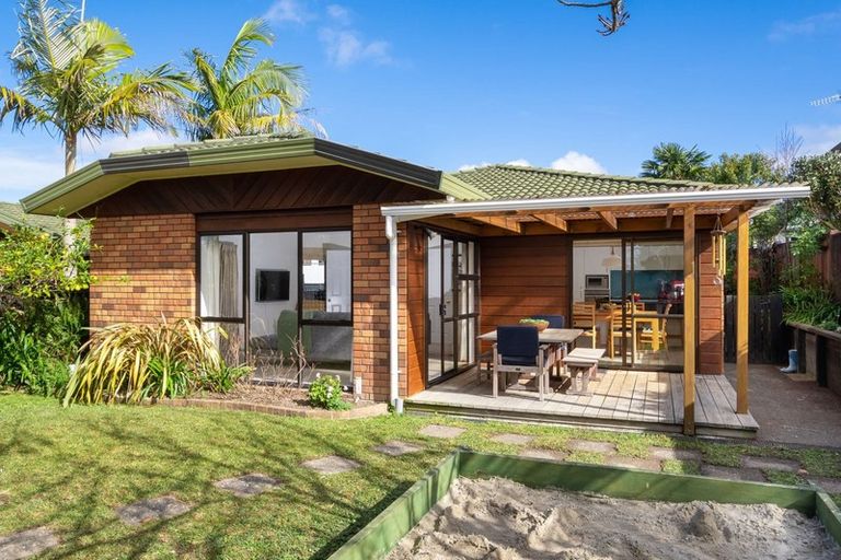 Photo of property in 1/11 Javelin Place, West Harbour, Auckland, 0618