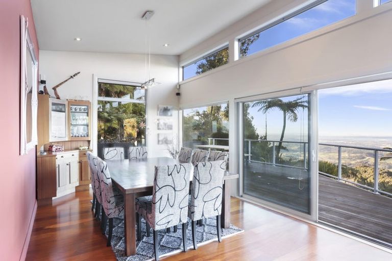 Photo of property in 535 Scenic Drive, Waiatarua, Auckland, 0612