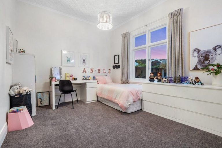 Photo of property in 72 Hargest Crescent, Saint Clair, Dunedin, 9012