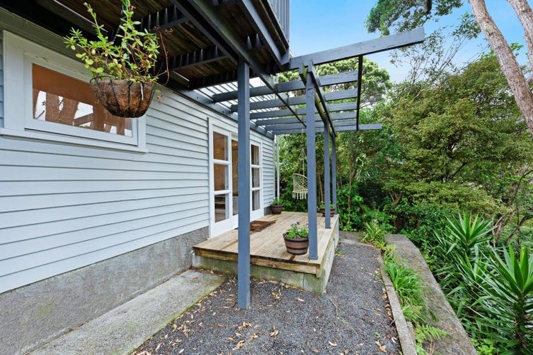 Photo of property in 10 Kereru Bend, Tawa, Wellington, 5028