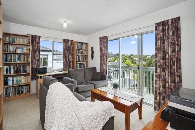 Photo of property in 1/17 Dianthus Place, Browns Bay, Auckland, 0630