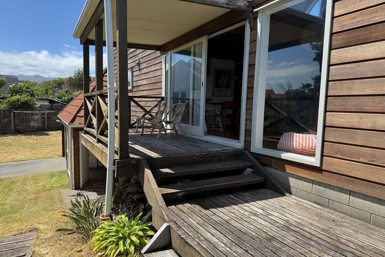 Photo of property in 18 Frances Street, Waikanae Beach, Waikanae, 5036