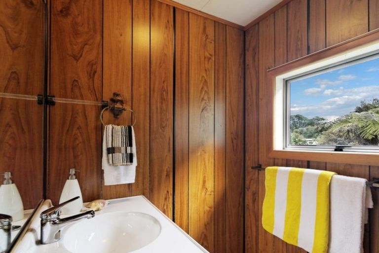 Photo of property in 69 Cornwallis Road, Cornwallis, Auckland, 0604