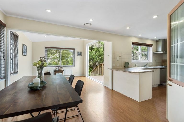 Photo of property in 22 Gwenand Place, Botany Downs, Auckland, 2010