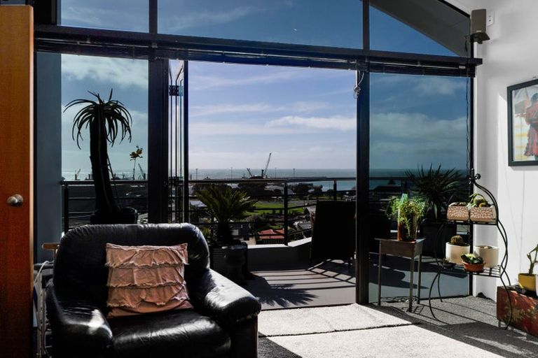 Photo of property in 5 Weston Street, Moturoa, New Plymouth, 4310