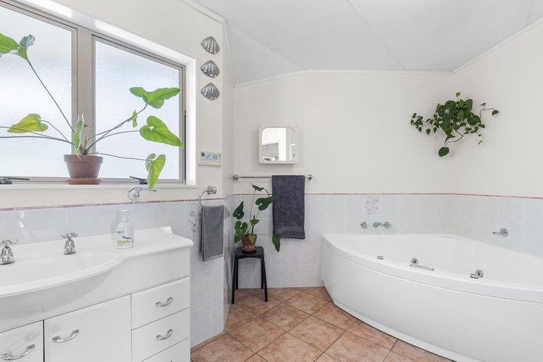 Photo of property in 8 Chatswood Grove, Fitzroy, New Plymouth, 4312