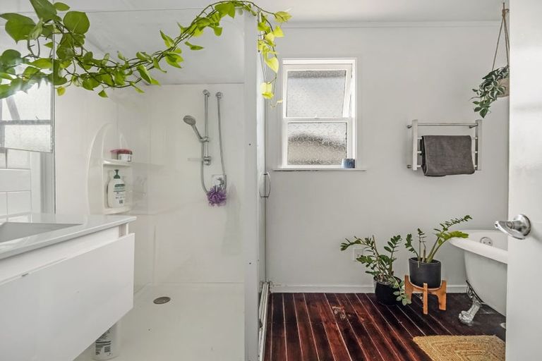 Photo of property in 10 Awaroa Road, Sunnyvale, Auckland, 0612