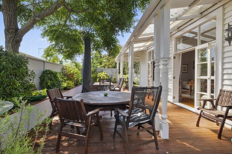 Photo of property in 30 Ballance Street, Lower Vogeltown, New Plymouth, 4310